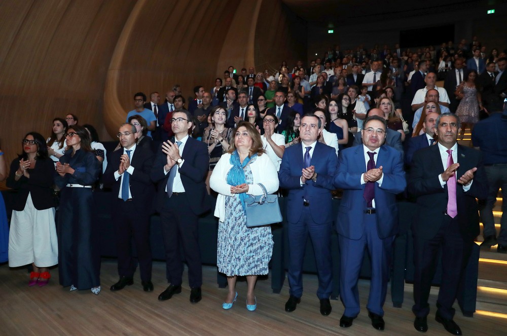 “Son iclas” nümayiş edildi -  Əliyeva bacıları təqdimatda/ FOTO