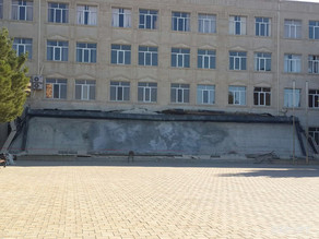 Azərbaycanda universitet binasının girişi uçdu -  FOTOLAR