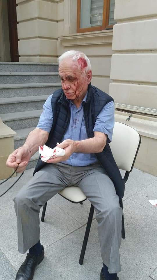 Rəhim Qazıyevi küçədə döydülər - FOTOLAR Rəhim Qazıyevi küçədə döydülər - FOTOLAR