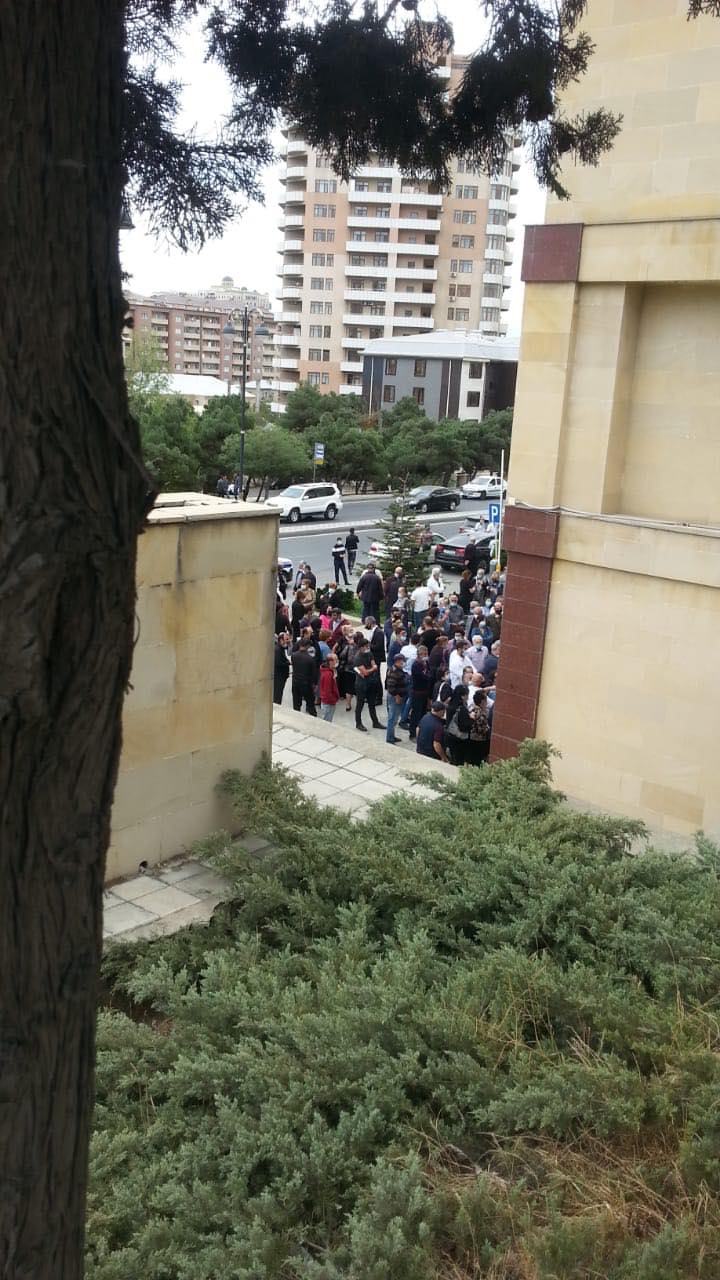 Yasamalda etiraz aksiyası – “Nazirlə icra başçısı pullarımızı mənimsəyib” – FOTO Yasamalda etiraz aksiyası – “Nazirlə icra başçısı pullarımızı mənimsəyib” – FOTO