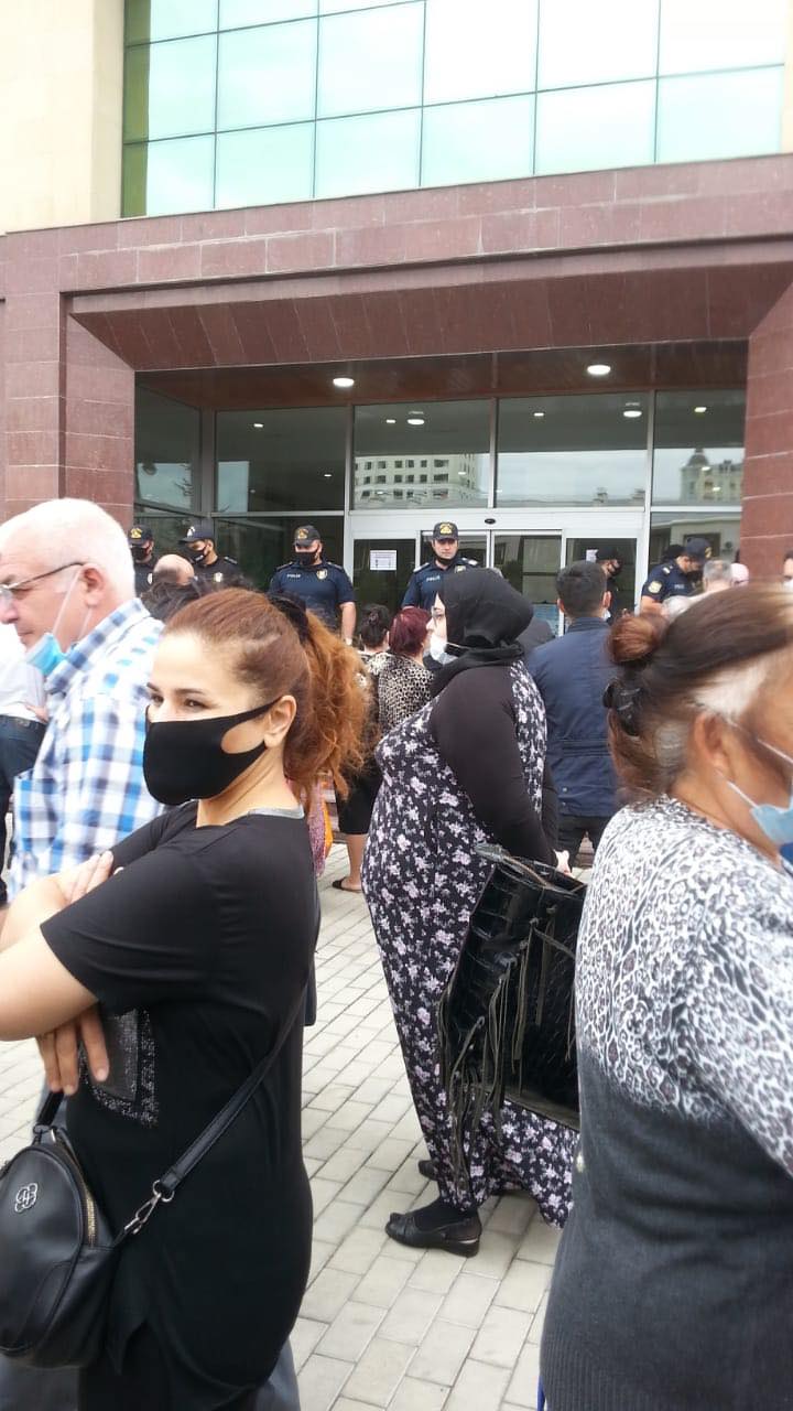 Yasamalda etiraz aksiyası – “Nazirlə icra başçısı pullarımızı mənimsəyib” – FOTO Yasamalda etiraz aksiyası – “Nazirlə icra başçısı pullarımızı mənimsəyib” – FOTO
