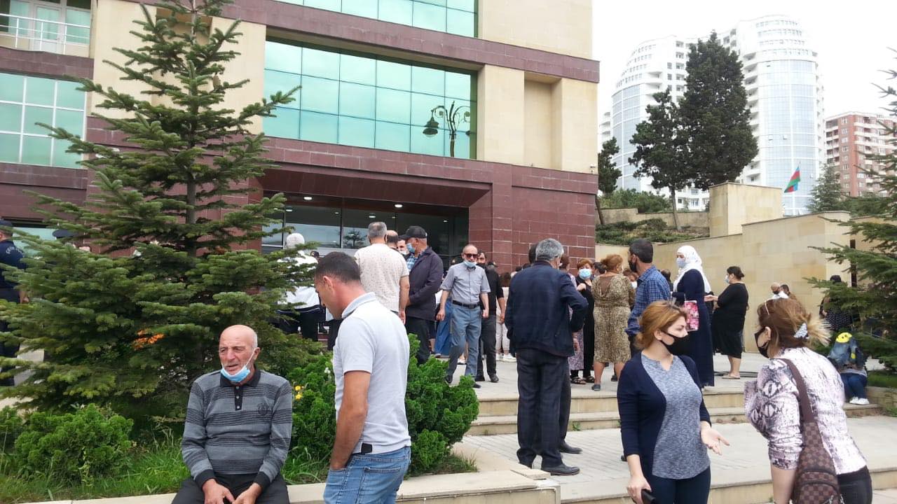 Yasamalda etiraz aksiyası – “Nazirlə icra başçısı pullarımızı mənimsəyib” – FOTO Yasamalda etiraz aksiyası – “Nazirlə icra başçısı pullarımızı mənimsəyib” – FOTO