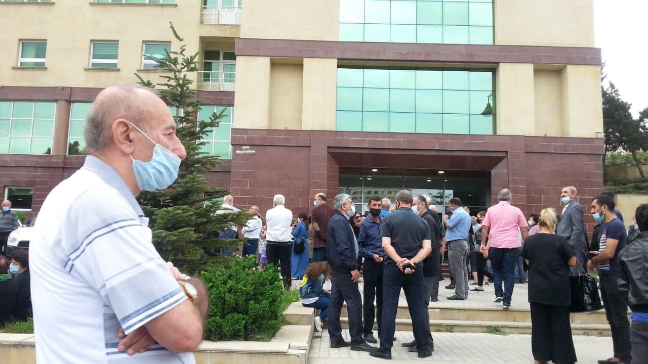 Yasamalda etiraz aksiyası – “Nazirlə icra başçısı pullarımızı mənimsəyib” – FOTO Yasamalda etiraz aksiyası – “Nazirlə icra başçısı pullarımızı mənimsəyib” – FOTO
