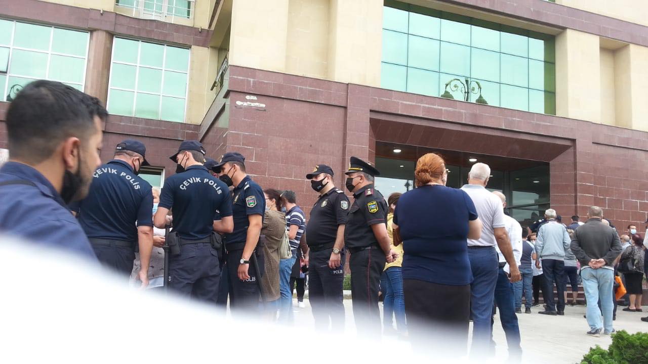 Yasamalda etiraz aksiyası – “Nazirlə icra başçısı pullarımızı mənimsəyib” – FOTO Yasamalda etiraz aksiyası – “Nazirlə icra başçısı pullarımızı mənimsəyib” – FOTO