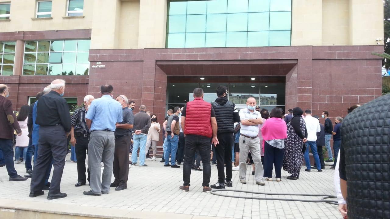 Yasamalda etiraz aksiyası – “Nazirlə icra başçısı pullarımızı mənimsəyib” – FOTO Yasamalda etiraz aksiyası – “Nazirlə icra başçısı pullarımızı mənimsəyib” – FOTO