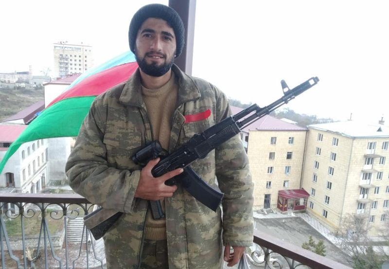 Üzərində 26 şəhidin adı yazılmış bayrağın və Şuşada qələbə azanının hekayəsi Abdullah Ağarın dilindən – VİDEO