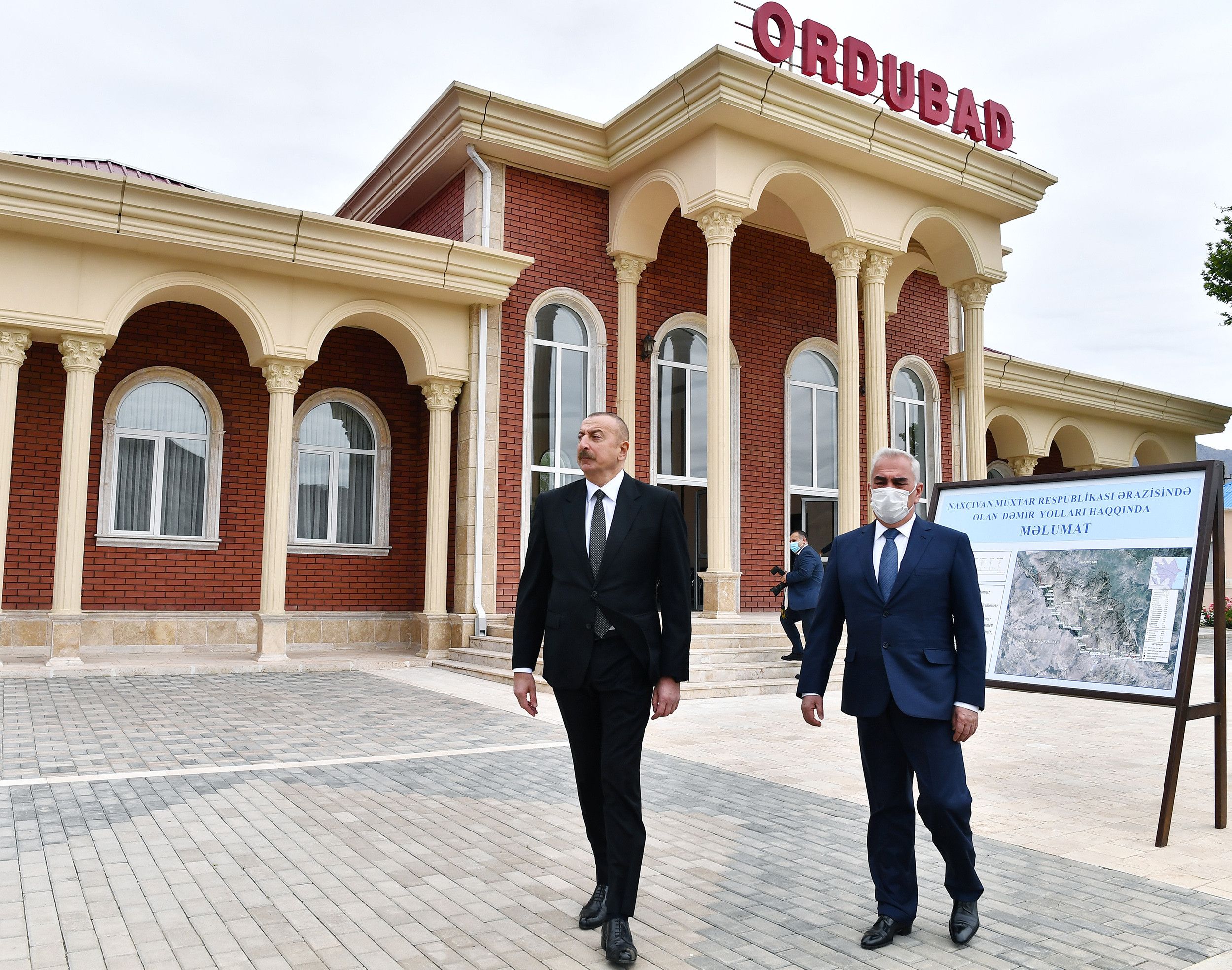 Prezident Ordubad dəmir yolu stansiyasında görülən işlərlə tanış oldu 