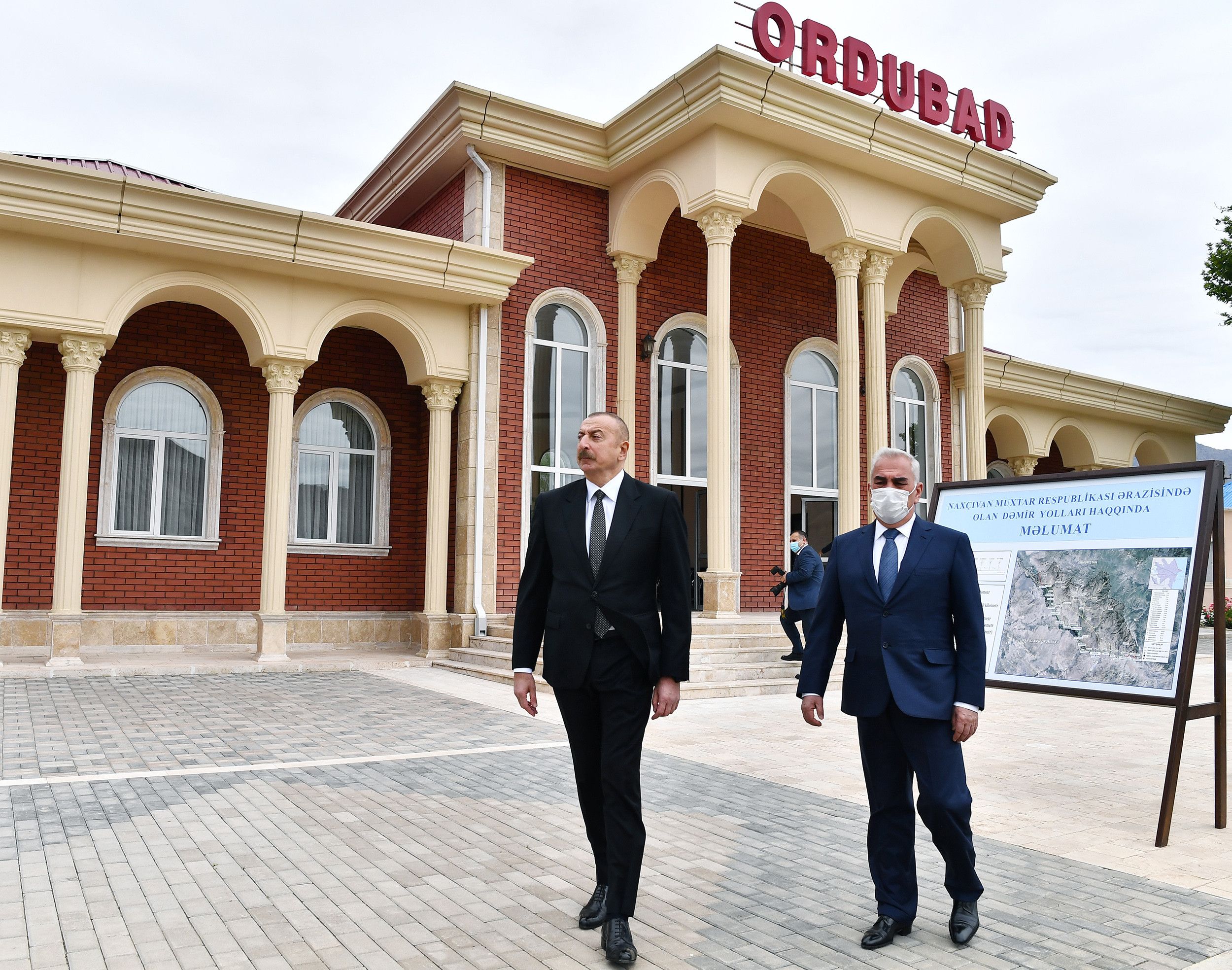 Prezident Ordubad dəmir yolu stansiyasında görülən işlərlə tanış oldu Prezident Ordubad dəmir yolu stansiyasında görülən işlərlə tanış oldu