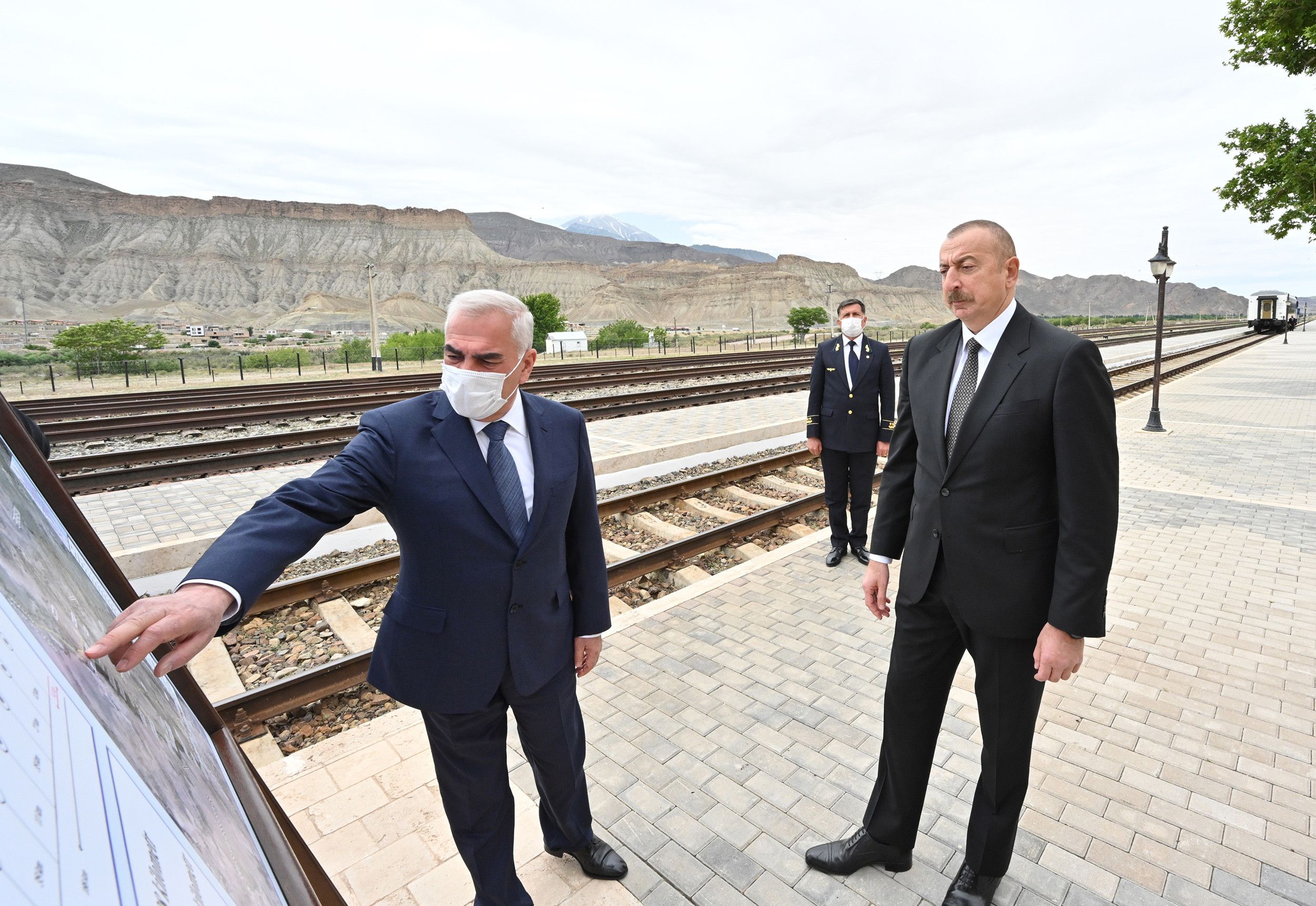 Prezident Ordubad dəmir yolu stansiyasında görülən işlərlə tanış oldu Prezident Ordubad dəmir yolu stansiyasında görülən işlərlə tanış oldu