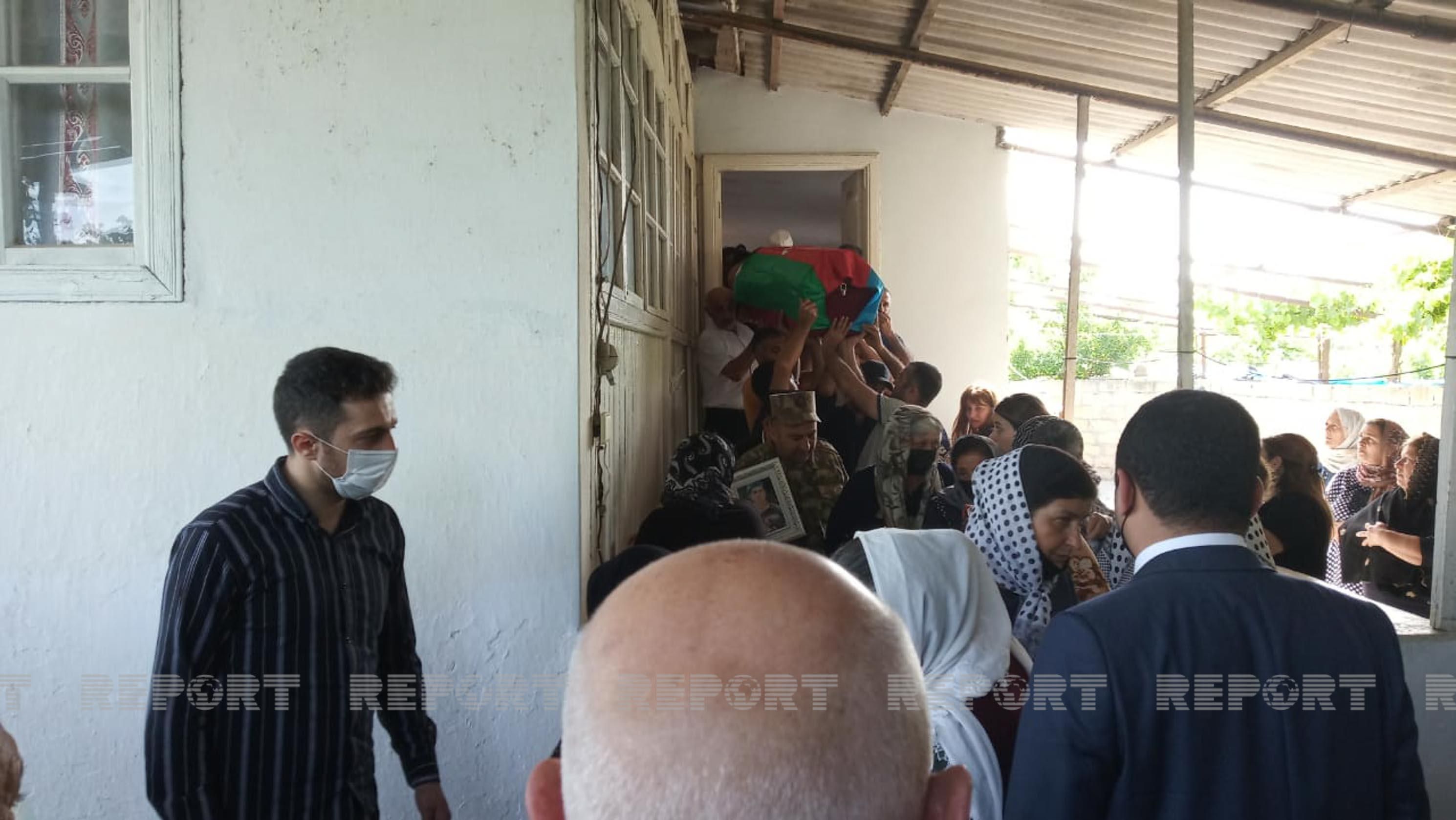Şəhidimizin cənazəsi Bakıya gətirilir - FOTOLAR Şəhidimizin cənazəsi Bakıya gətirilir - FOTOLAR