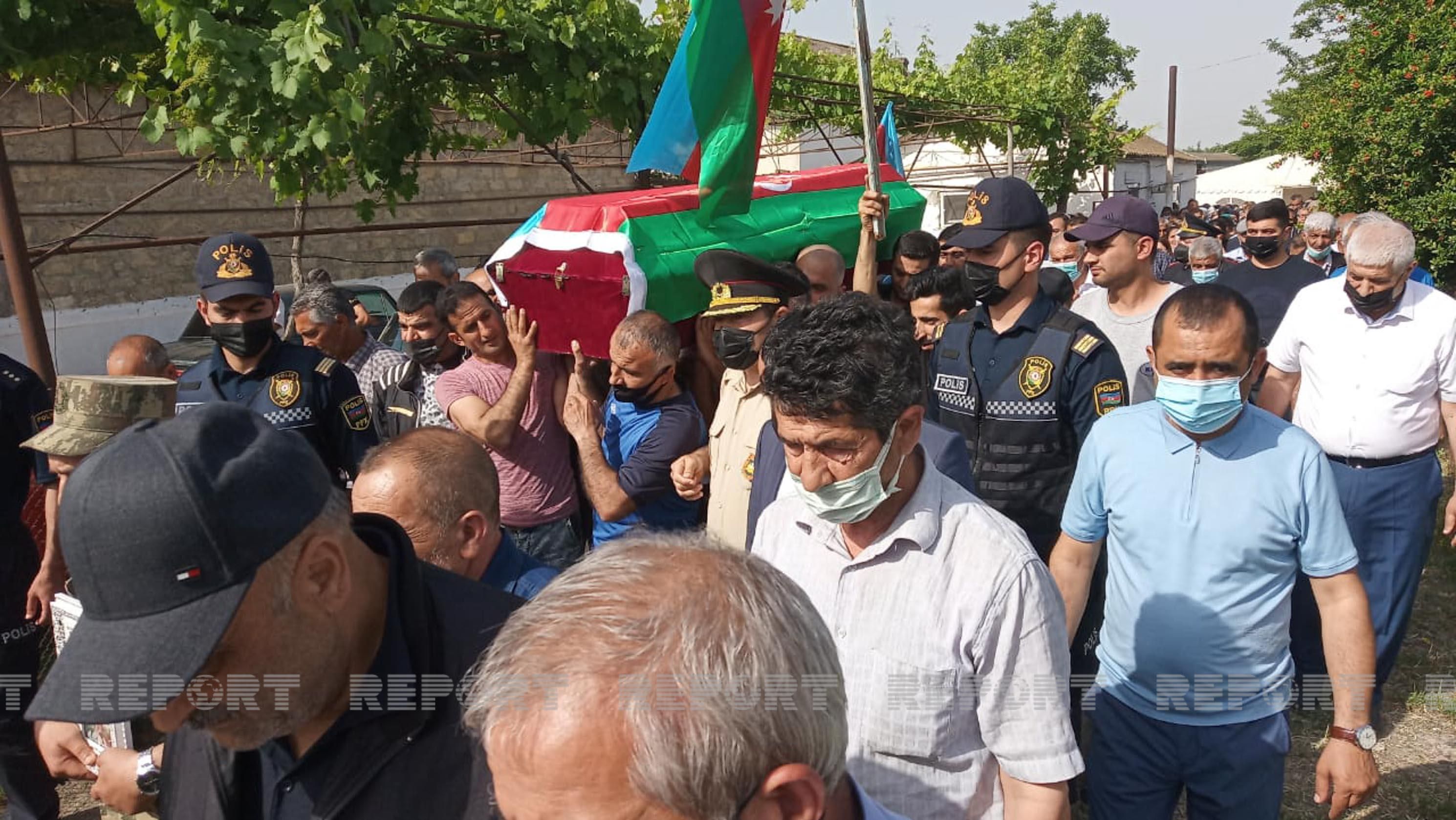 Şəhidimizin cənazəsi Bakıya gətirilir - FOTOLAR Şəhidimizin cənazəsi Bakıya gətirilir - FOTOLAR