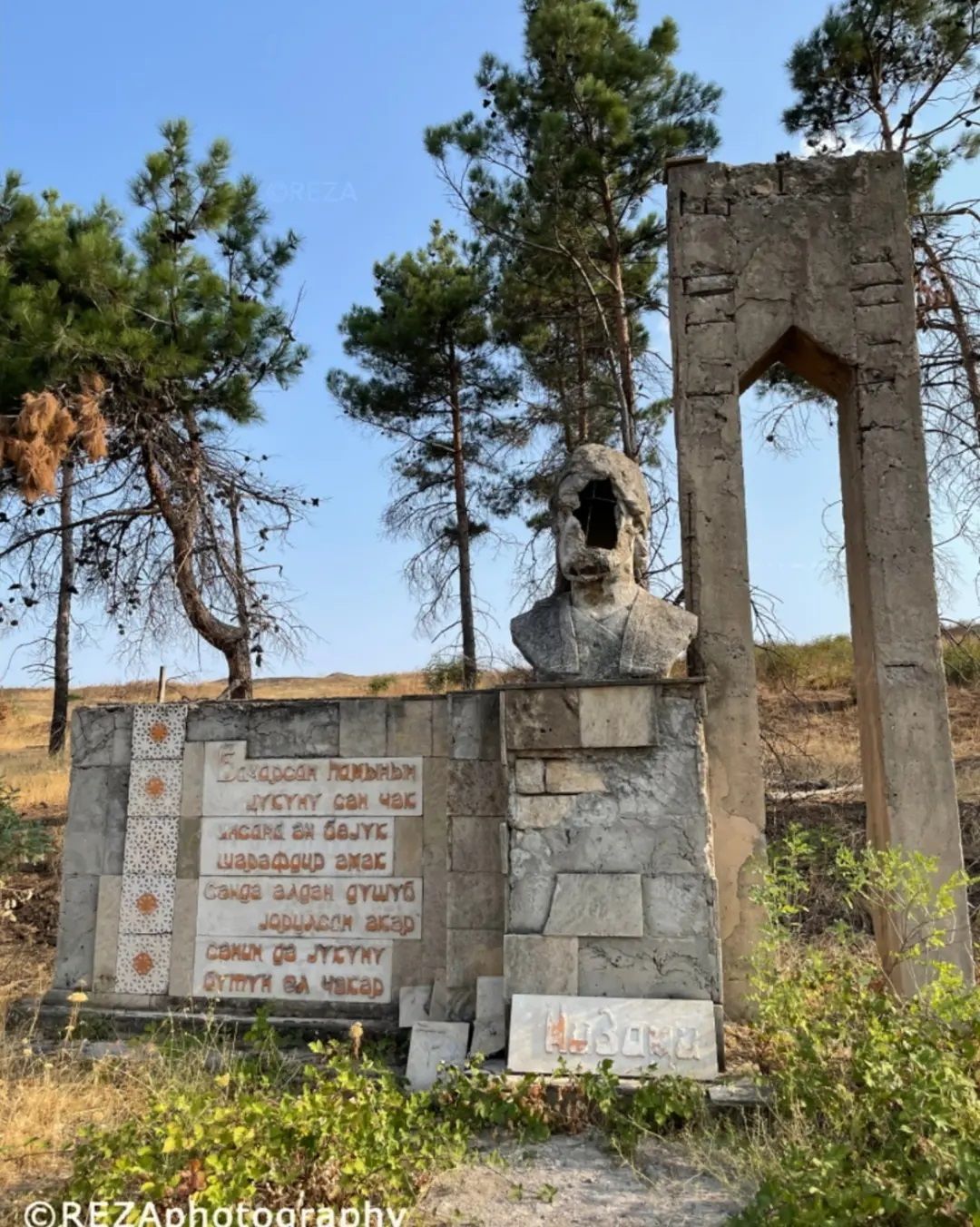 Qarabağda erməni vandalizminin daha bir nümunəsi: Nizaminin büstü dağıdılıb -  FOTO - VİDEO
