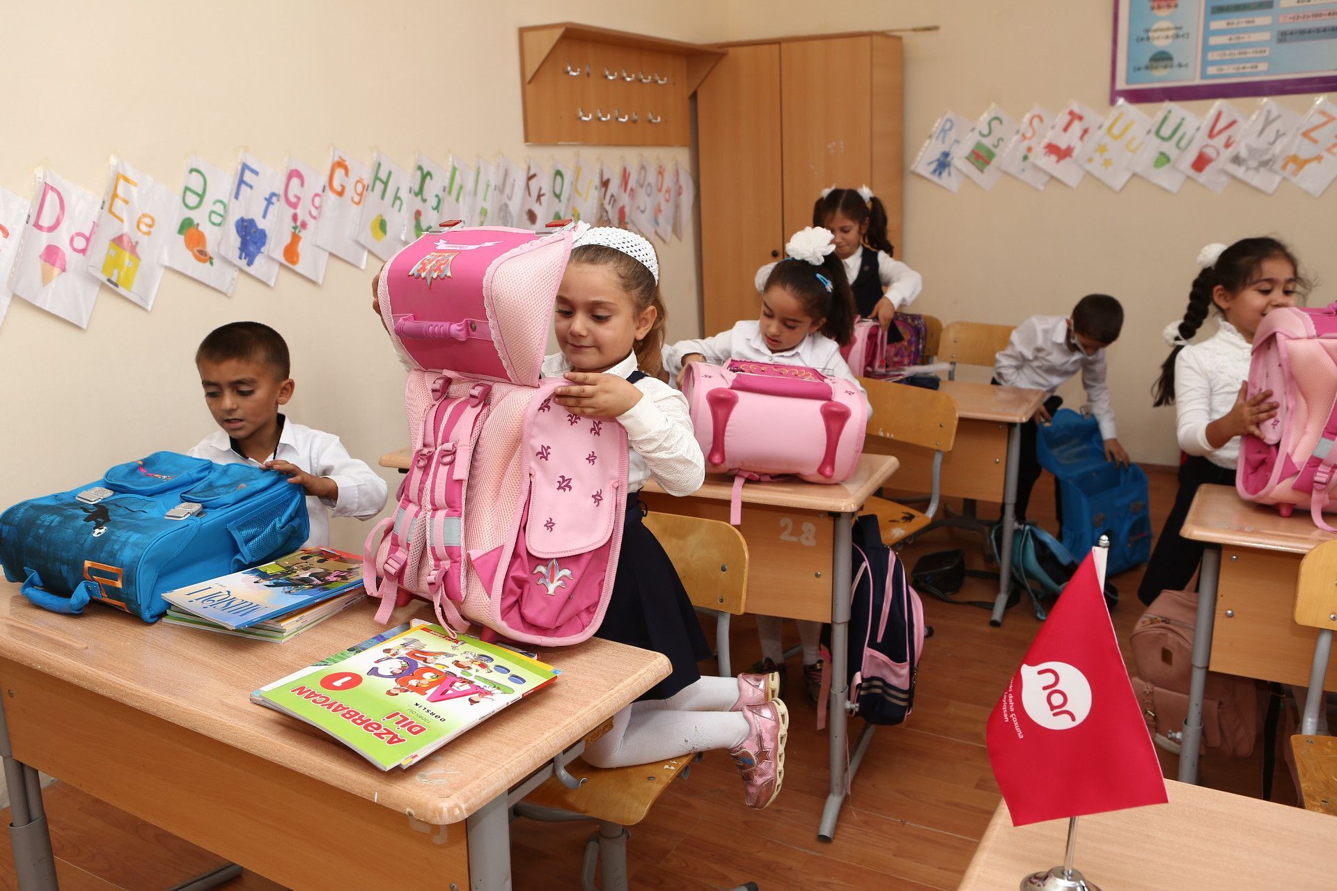 "Nar" Tərtər və Füzulidə I sinfə gedənləri məktəb ləvazimatları ilə təmin etdi - FOTO "Nar" Tərtər və Füzulidə I sinfə gedənləri məktəb ləvazimatları ilə təmin etdi - FOTO