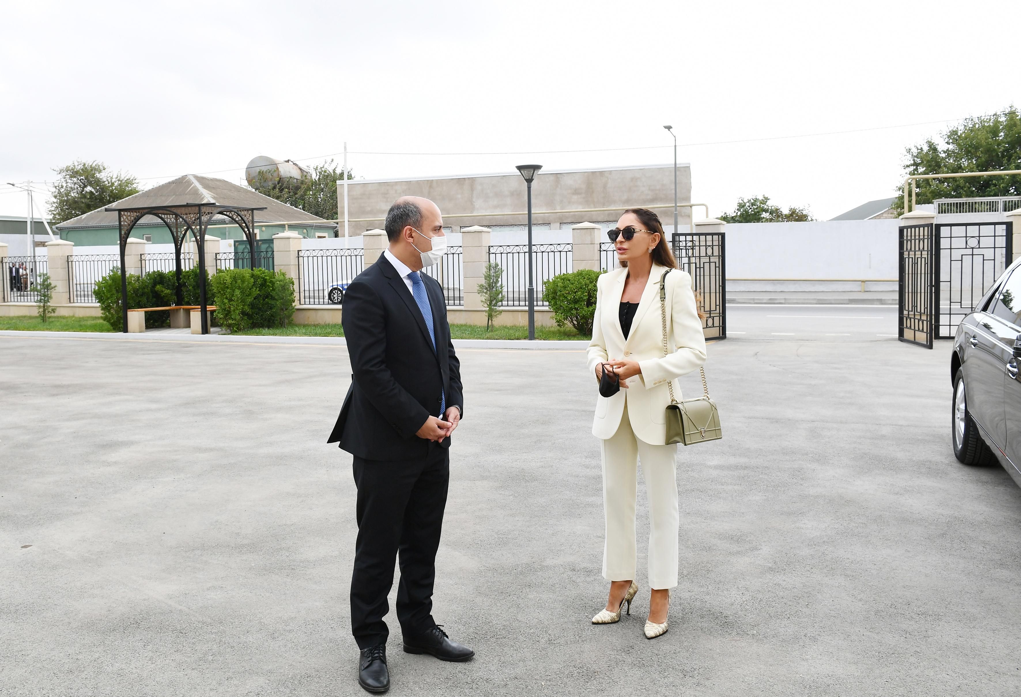 Mehriban Əliyeva Binədə yeni inşa edilən məktəbdə -  FOTOLAR