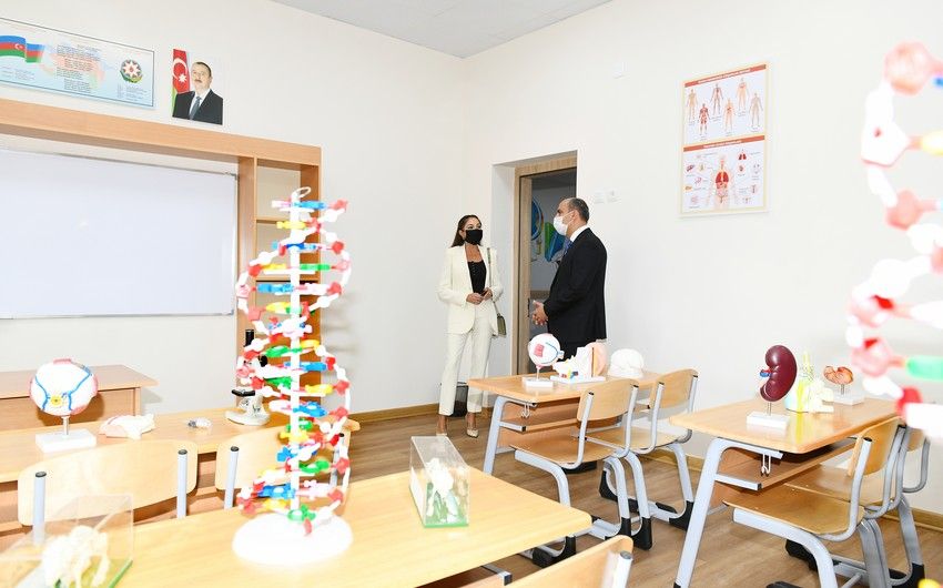 Mehriban Əliyeva Binədə yeni inşa edilən məktəbdə -  FOTOLAR