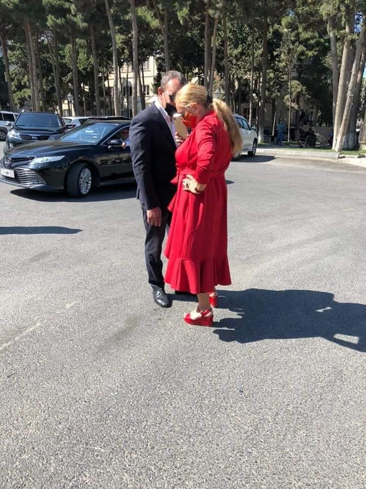 Qıpqırmızı geyimdə Şəhidlər Xiyabanına gələn xanım kimdir? - FOTO