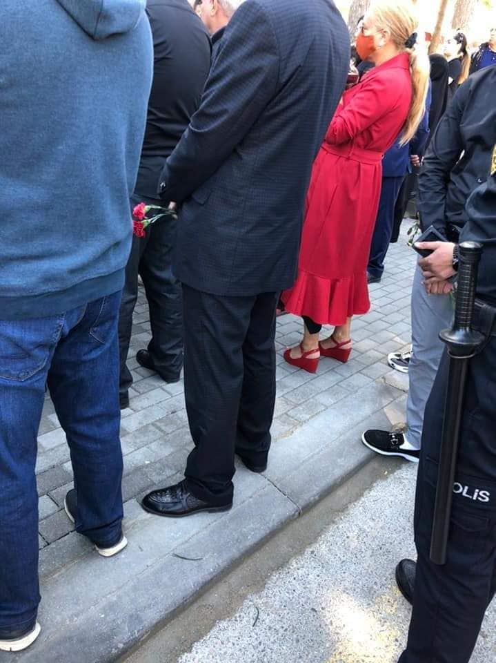 Qıpqırmızı geyimdə Şəhidlər Xiyabanına gələn xanım kimdir? - FOTO