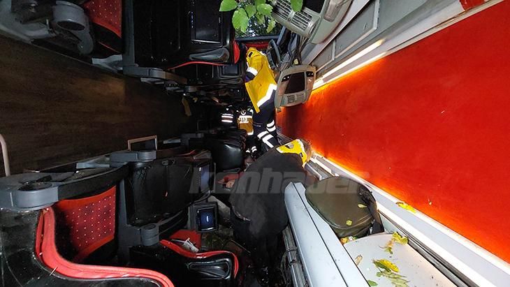 Sərnişin avtobusu uçuruma aşdı: 2 ölü, 15 yaralı - FOTOLAR Sərnişin avtobusu uçuruma aşdı: 2 ölü, 15 yaralı - FOTOLAR