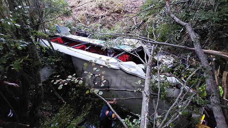 Sərnişin avtobusu uçuruma aşdı: 2 ölü, 15 yaralı - FOTOLAR Sərnişin avtobusu uçuruma aşdı: 2 ölü, 15 yaralı - FOTOLAR