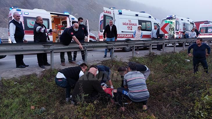 Sərnişin avtobusu uçuruma aşdı: 2 ölü, 15 yaralı - FOTOLAR Sərnişin avtobusu uçuruma aşdı: 2 ölü, 15 yaralı - FOTOLAR
