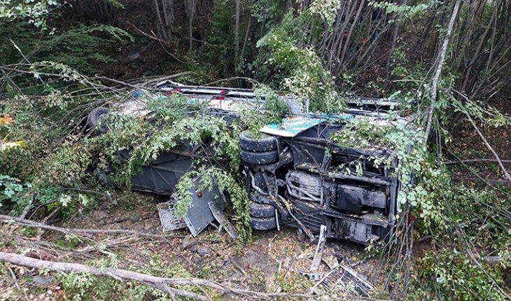 Sərnişin avtobusu uçuruma aşdı: 2 ölü, 15 yaralı - FOTOLAR Sərnişin avtobusu uçuruma aşdı: 2 ölü, 15 yaralı - FOTOLAR
