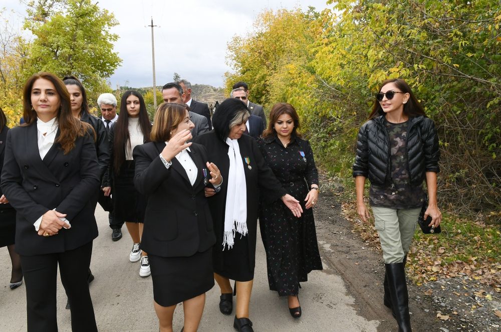 Prezident və xanımı ictimaiyyət nümayəndələri ilə görüşdü - FOTOLAR Prezident və xanımı ictimaiyyət nümayəndələri ilə görüşdü - FOTOLAR