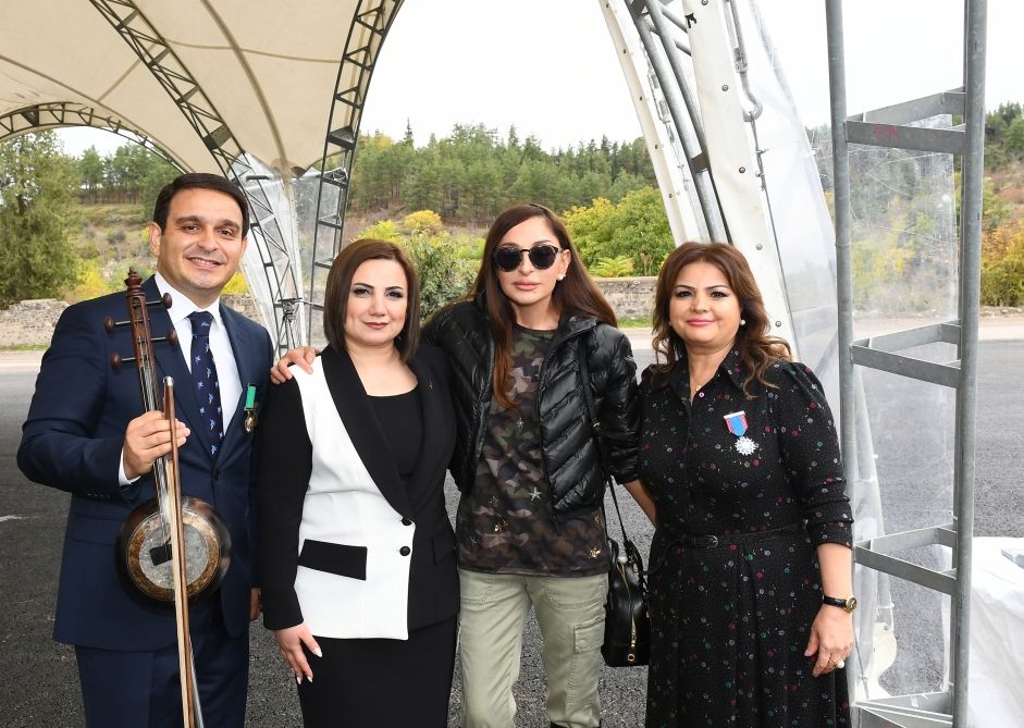 Prezident və xanımı ictimaiyyət nümayəndələri ilə görüşdü - FOTOLAR Prezident və xanımı ictimaiyyət nümayəndələri ilə görüşdü - FOTOLAR