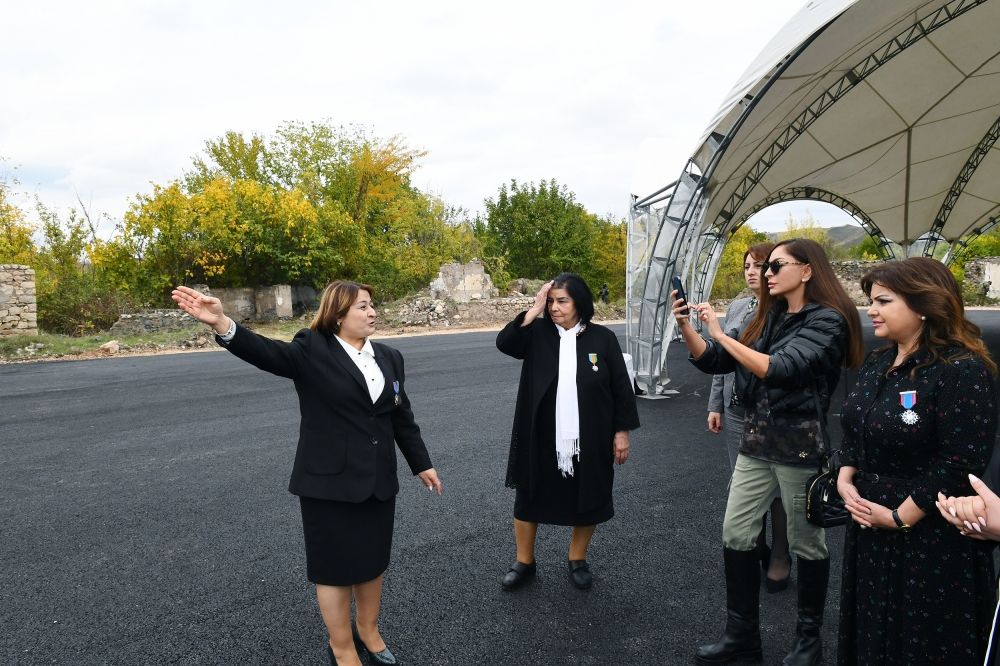 Prezident və xanımı ictimaiyyət nümayəndələri ilə görüşdü - FOTOLAR Prezident və xanımı ictimaiyyət nümayəndələri ilə görüşdü - FOTOLAR