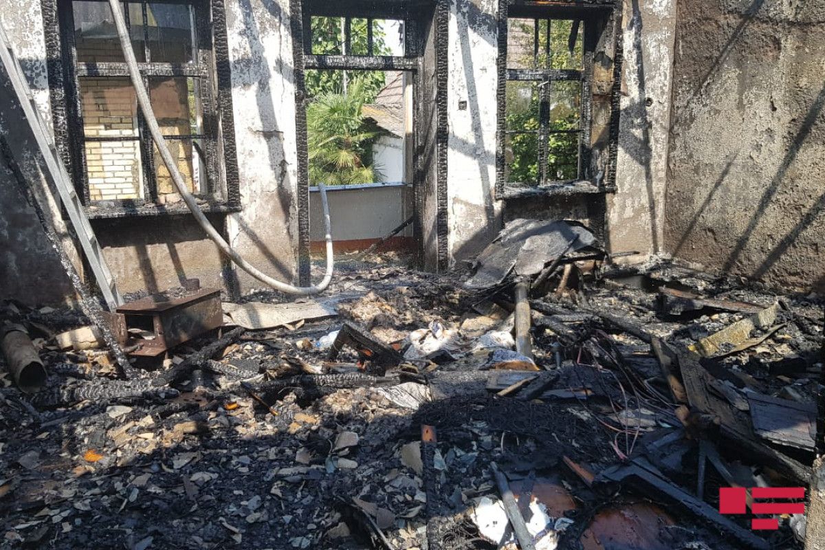 40 yaşlı kişi evdə yanaraq öldü  