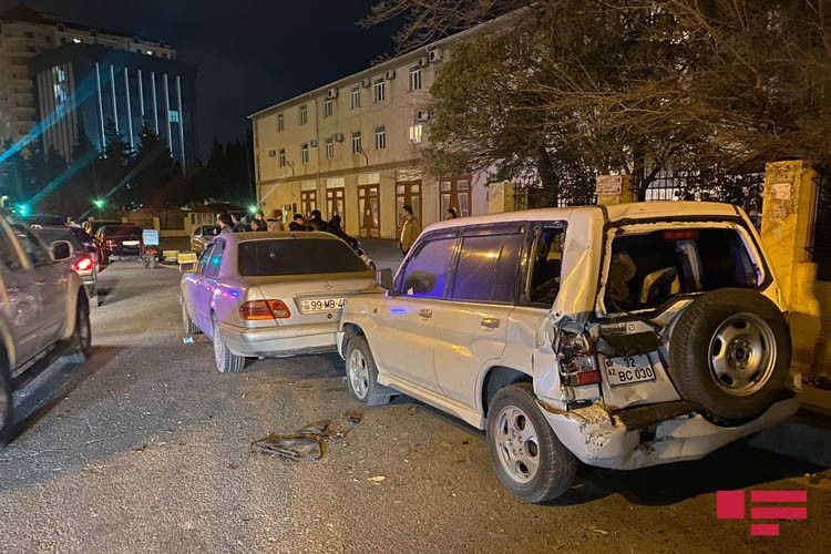 Bakıda “Range Rover” 3 avtomobilə çırpılaraq aşdı - FOTOLAR Bakıda “Range Rover” 3 avtomobilə çırpılaraq aşdı - FOTOLAR