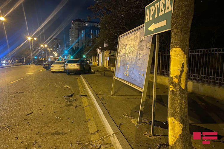 Bakıda “Range Rover” 3 avtomobilə çırpılaraq aşdı - FOTOLAR Bakıda “Range Rover” 3 avtomobilə çırpılaraq aşdı - FOTOLAR