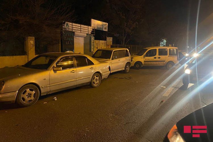 Bakıda “Range Rover” 3 avtomobilə çırpılaraq aşdı - FOTOLAR Bakıda “Range Rover” 3 avtomobilə çırpılaraq aşdı - FOTOLAR