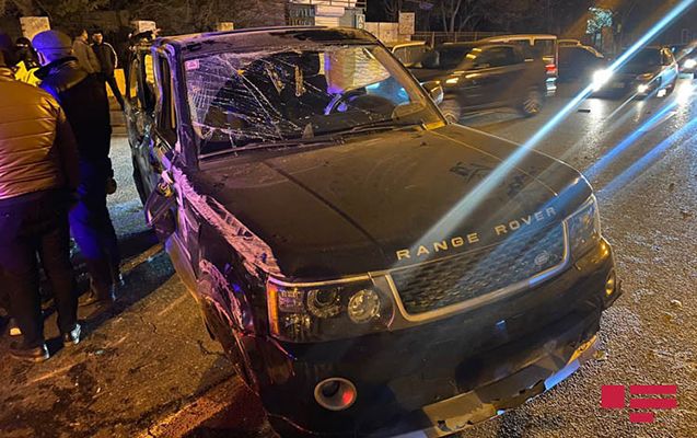 Bakıda “Range Rover” 3 avtomobilə çırpılaraq aşdı - FOTOLAR Bakıda “Range Rover” 3 avtomobilə çırpılaraq aşdı - FOTOLAR