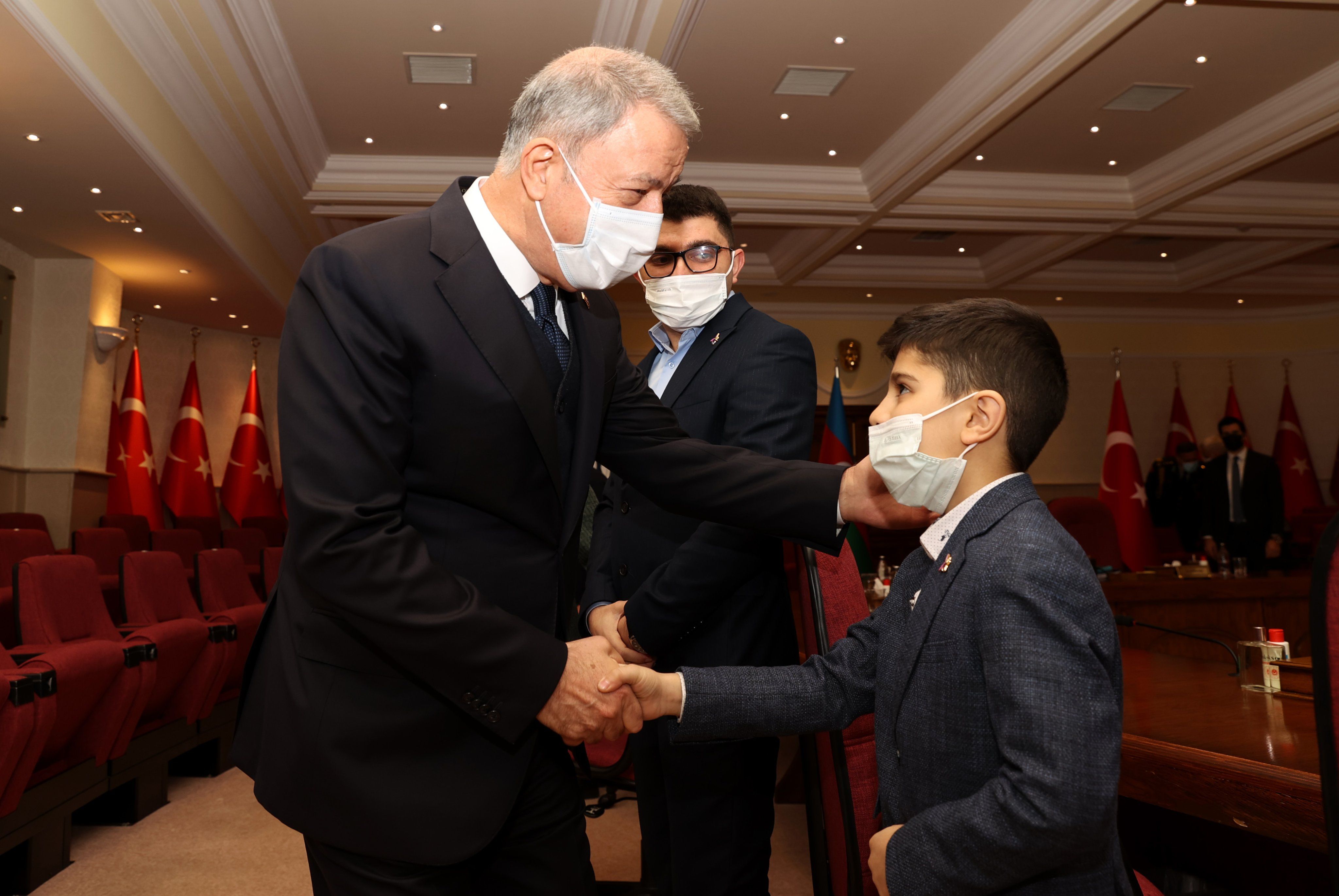 Hulusi Akar şəhidimizin ailəsi ilə görüşdü - FOTO Hulusi Akar şəhidimizin ailəsi ilə görüşdü - FOTO