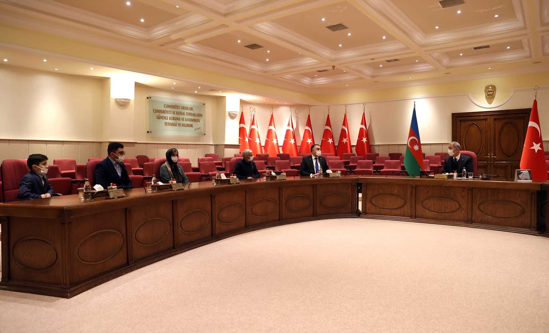 Hulusi Akar şəhidimizin ailəsi ilə görüşdü - FOTO Hulusi Akar şəhidimizin ailəsi ilə görüşdü - FOTO