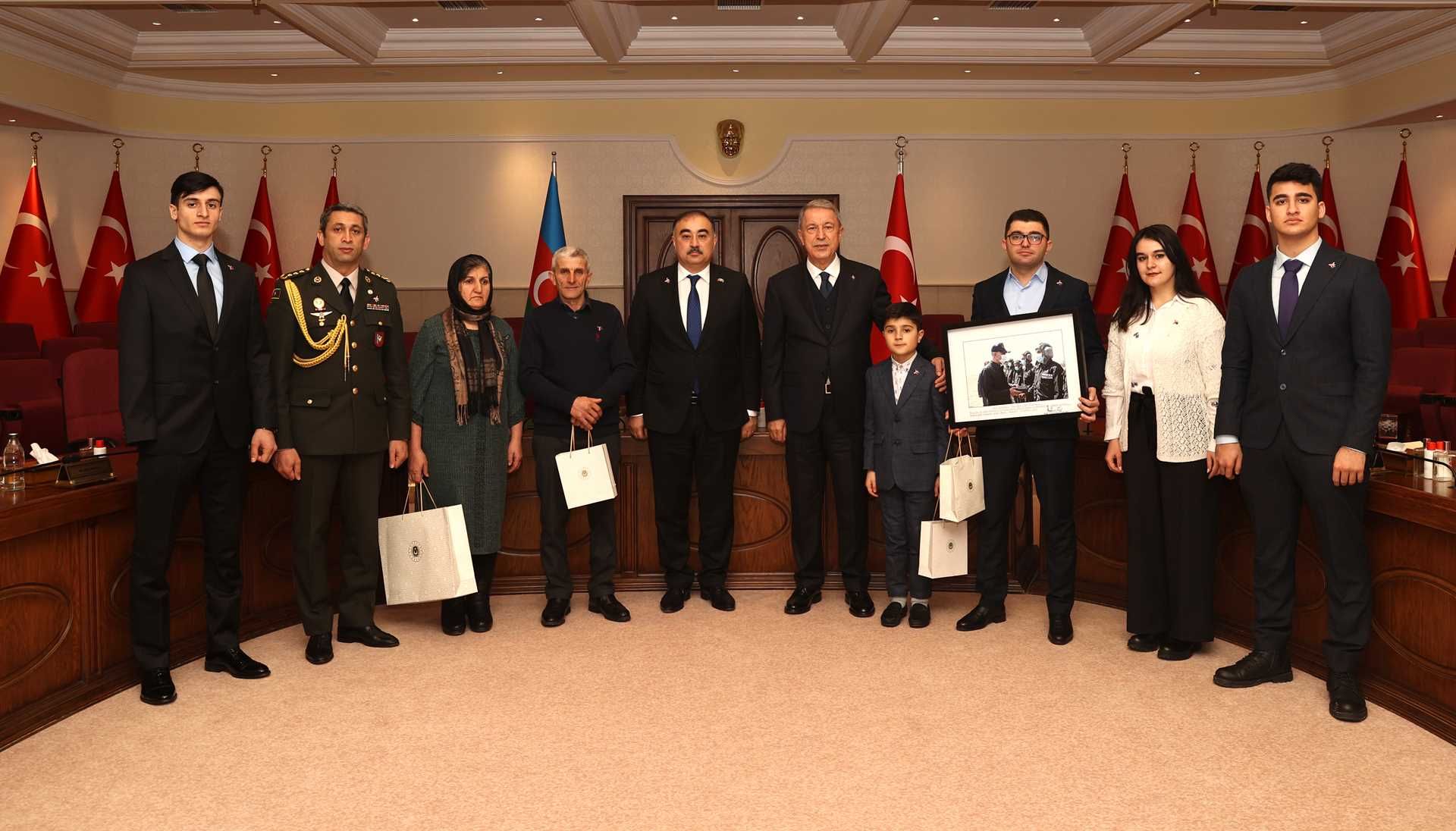 Hulusi Akar şəhidimizin ailəsi ilə görüşdü -  FOTO