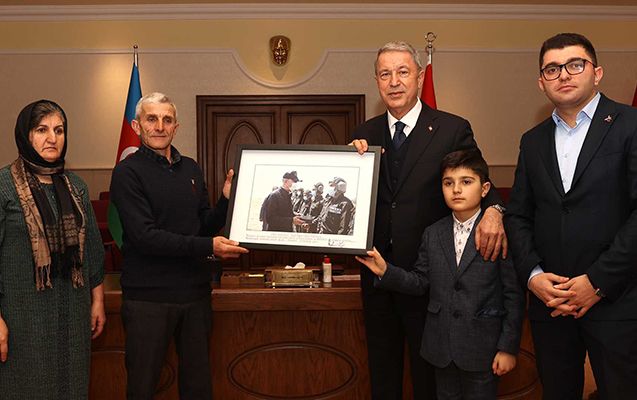 Hulusi Akar şəhidimizin ailəsi ilə görüşdü -  FOTO