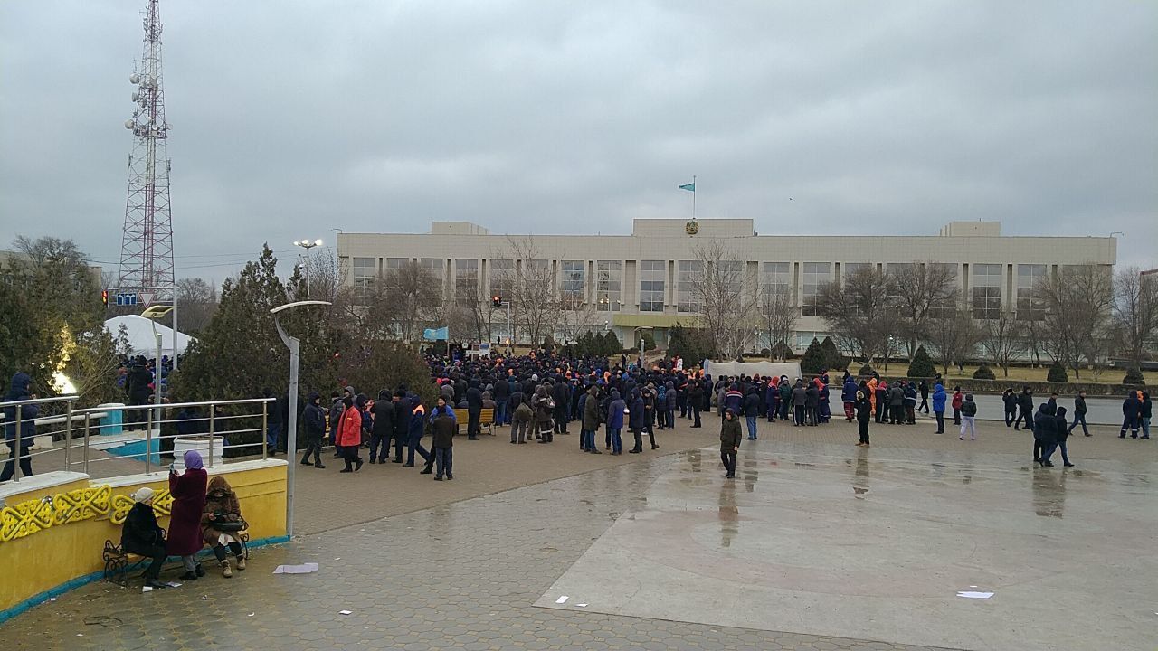 Almatıda vəziyyət pisləşir: polislə etirazçılar arasında toqquşma - FOTO - VİDEO
