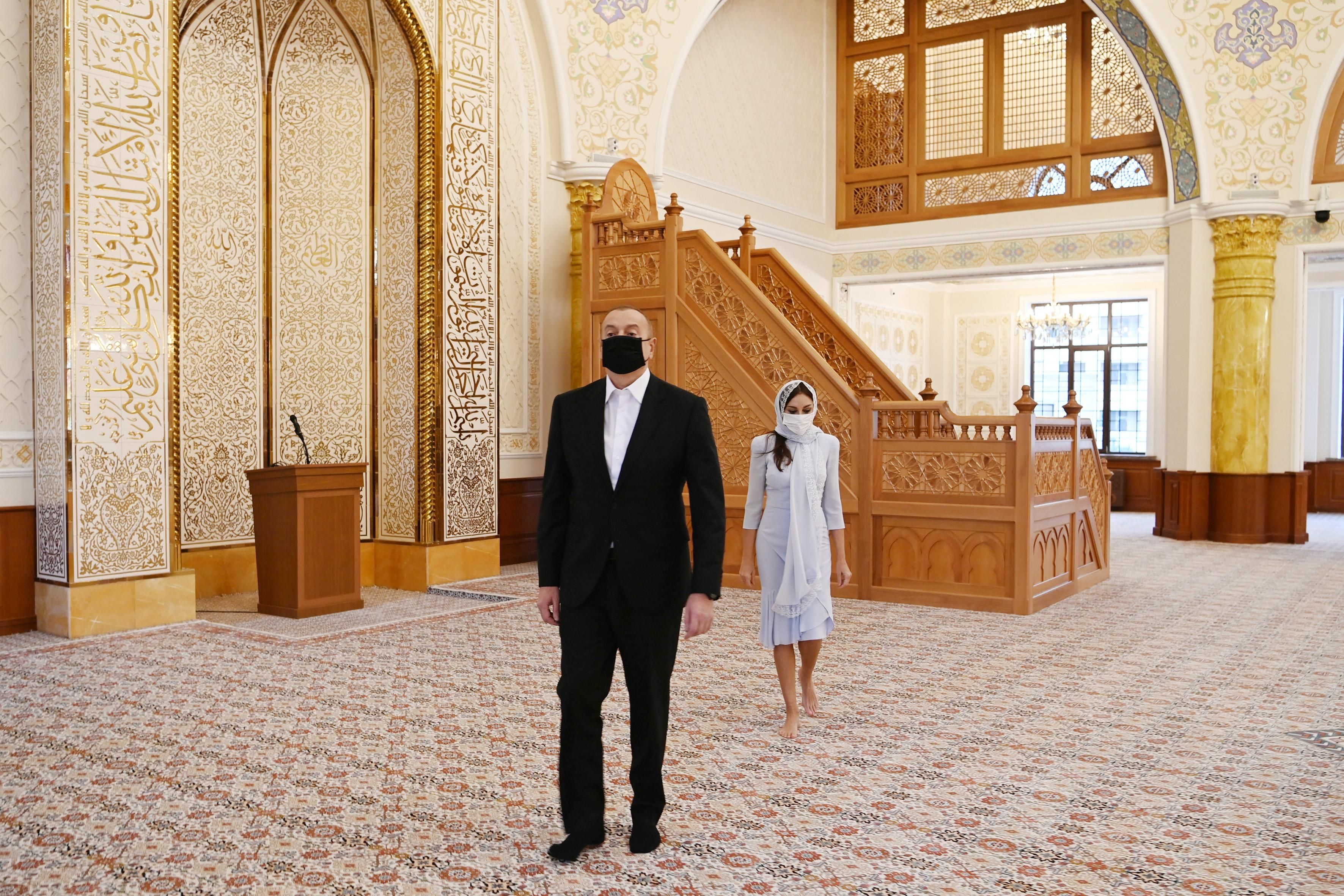 Prezident və xanımı “Fatimeyi Zəhra” məscidində - FOTO Prezident və xanımı “Fatimeyi Zəhra” məscidində - FOTO