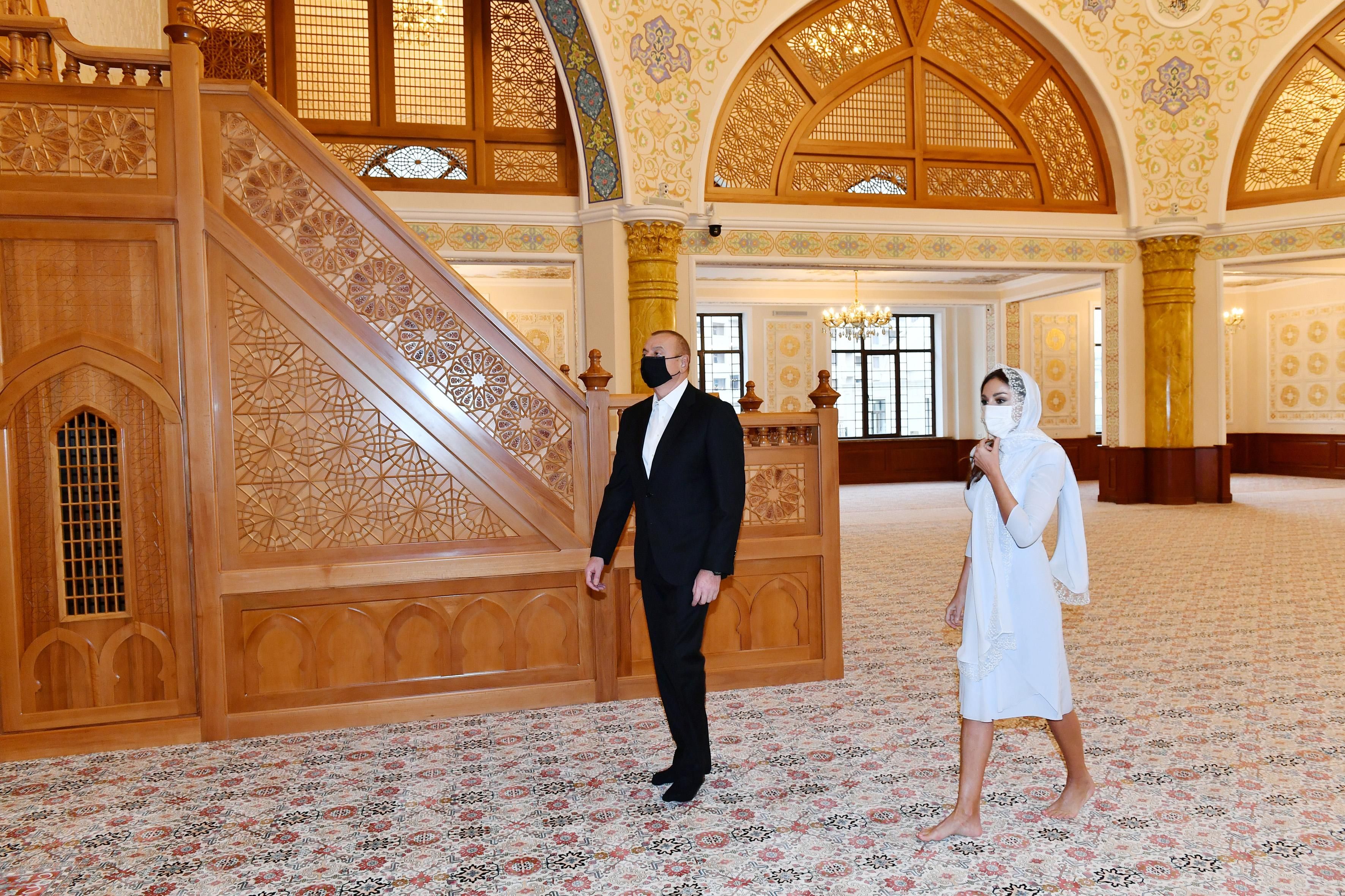 Prezident və xanımı “Fatimeyi Zəhra” məscidində - FOTO Prezident və xanımı “Fatimeyi Zəhra” məscidində - FOTO