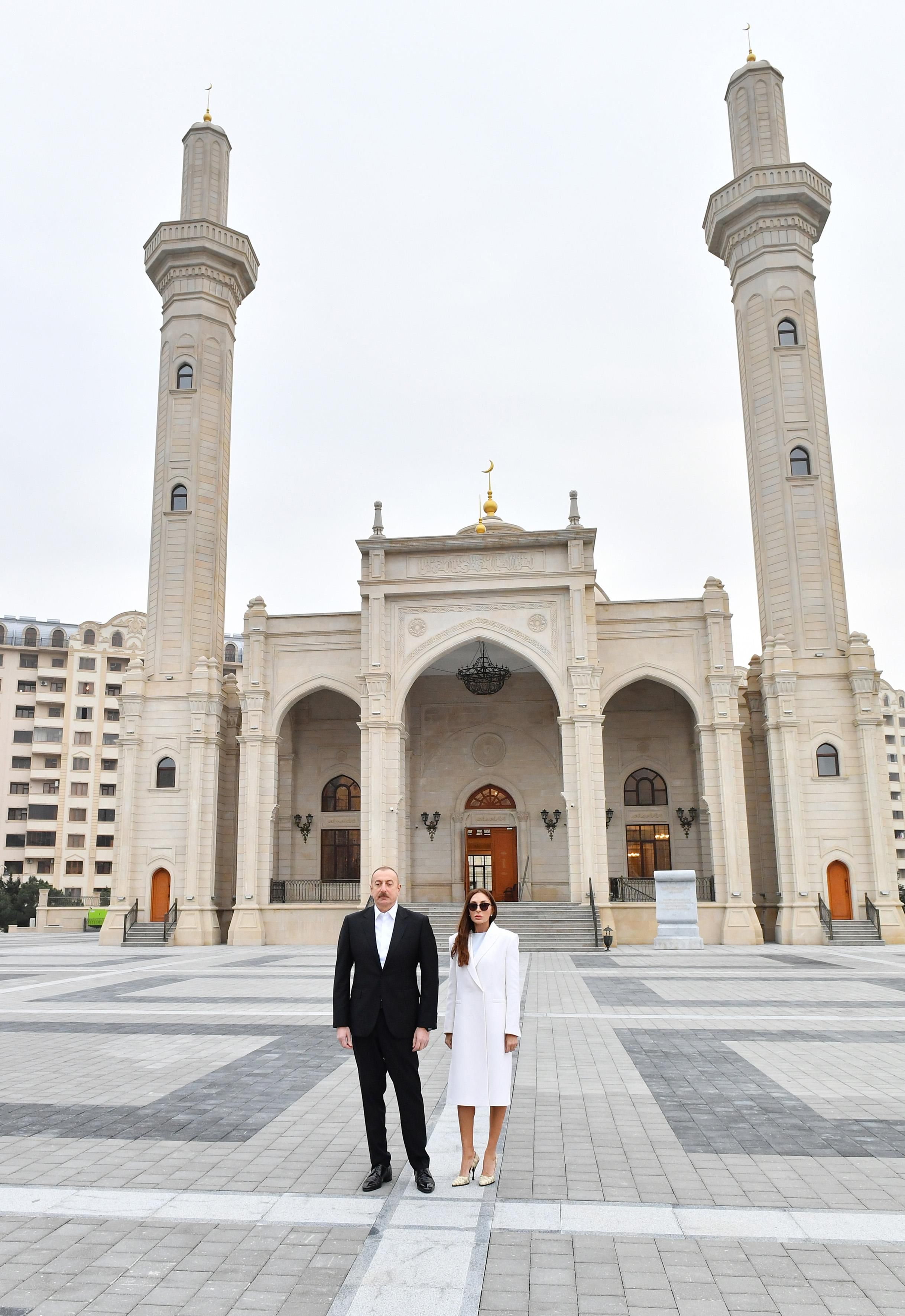 Prezident və xanımı “Fatimeyi Zəhra” məscidində - FOTO Prezident və xanımı “Fatimeyi Zəhra” məscidində - FOTO
