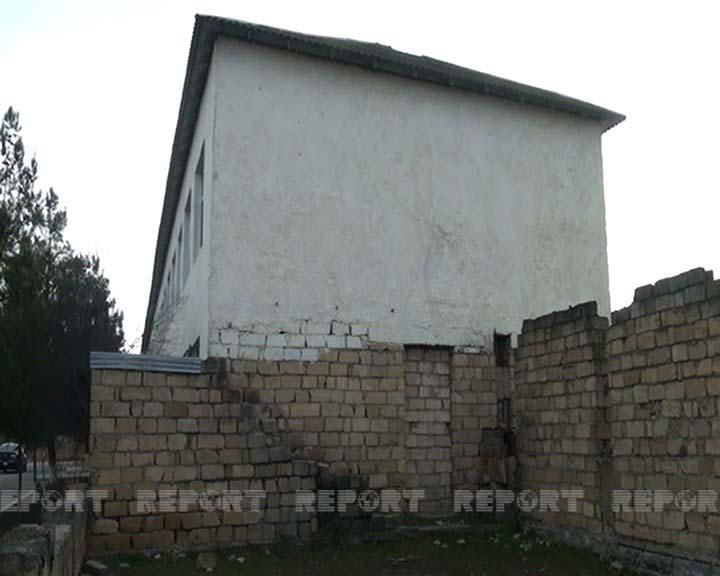Ucarda məktəbin tavanı dərs zamanı uçdu - FOTO Ucarda məktəbin tavanı dərs zamanı uçdu - FOTO