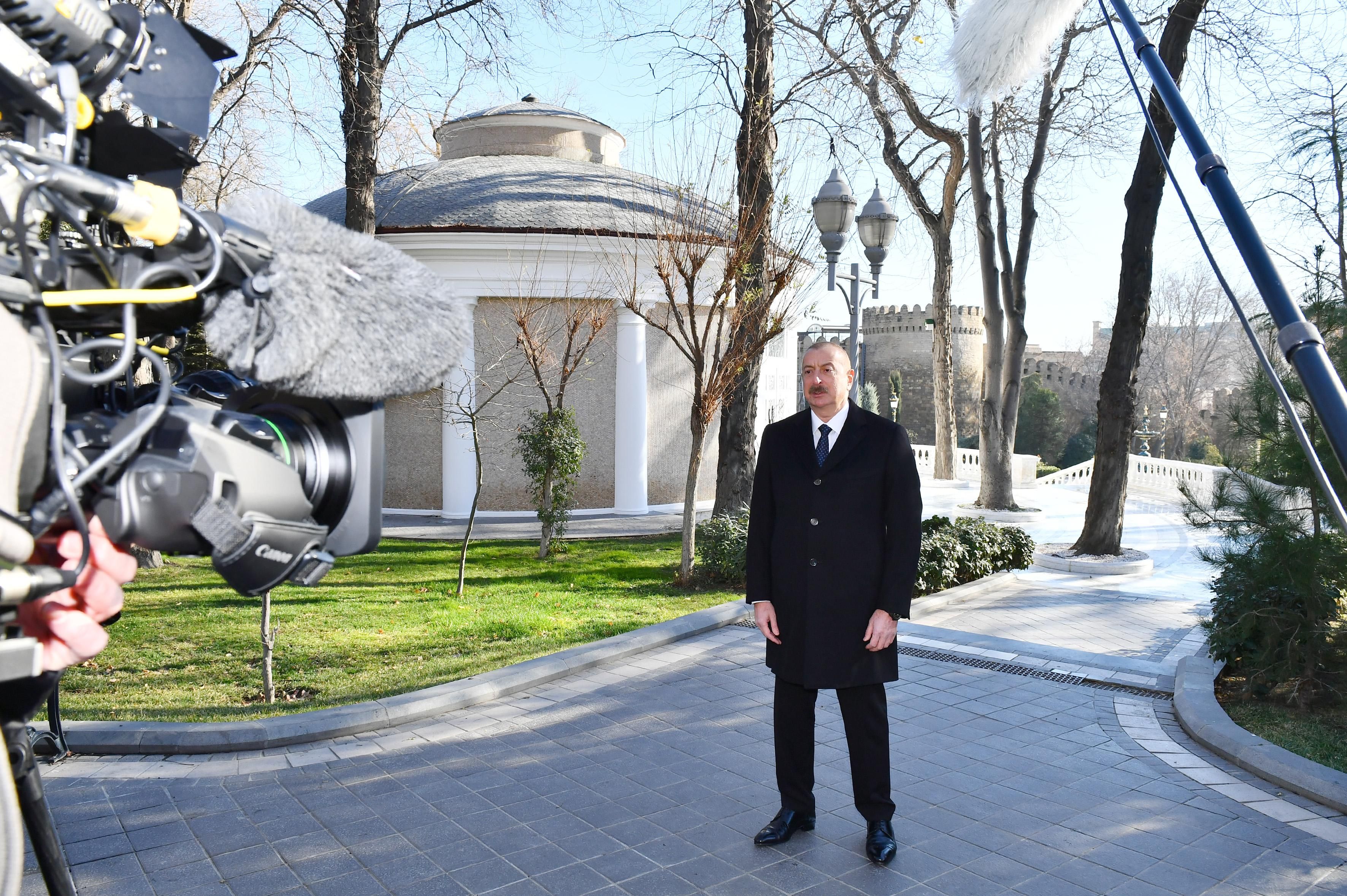 Prezident Hacı Zeynalabdin Tağıyevin abidəsinin açılışında - FOTO Prezident Hacı Zeynalabdin Tağıyevin abidəsinin açılışında - FOTO