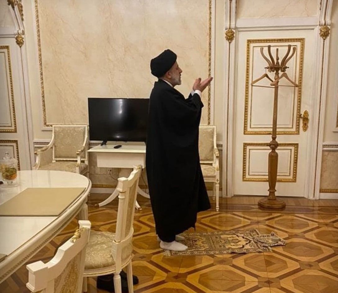 İran prezidenti Kremldə namaz qıldı -  FOTO