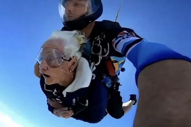 100 yaşını ilk dəfə paraşütlə tullanmaqla qeyd etdi - FOTO 