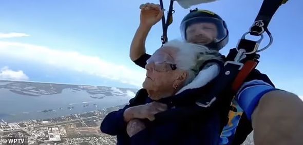 100 yaşını ilk dəfə paraşütlə tullanmaqla qeyd etdi - FOTO 