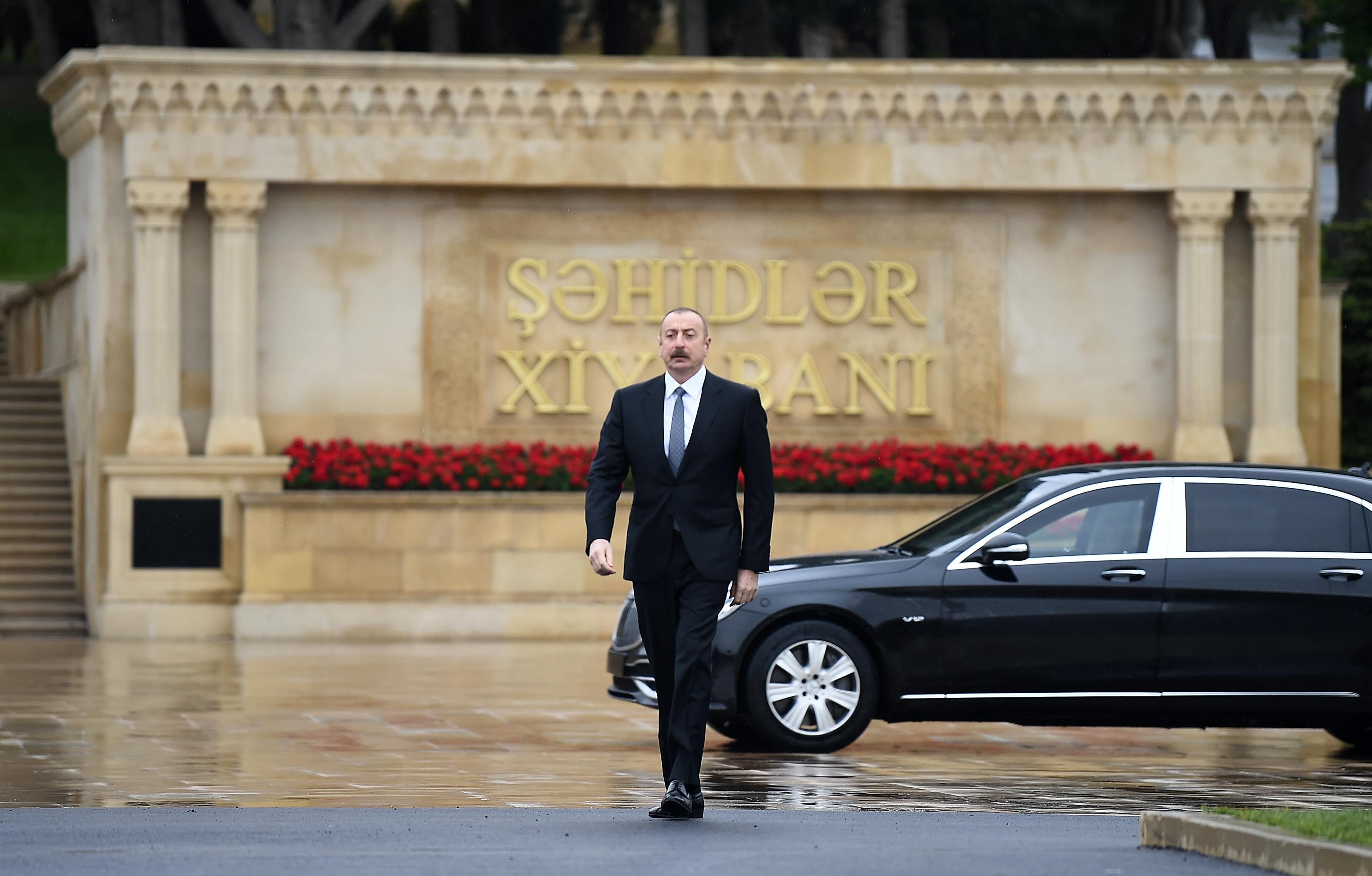 Prezident Həzi Aslanovun məzarını ziyarət etdi - FOTO 