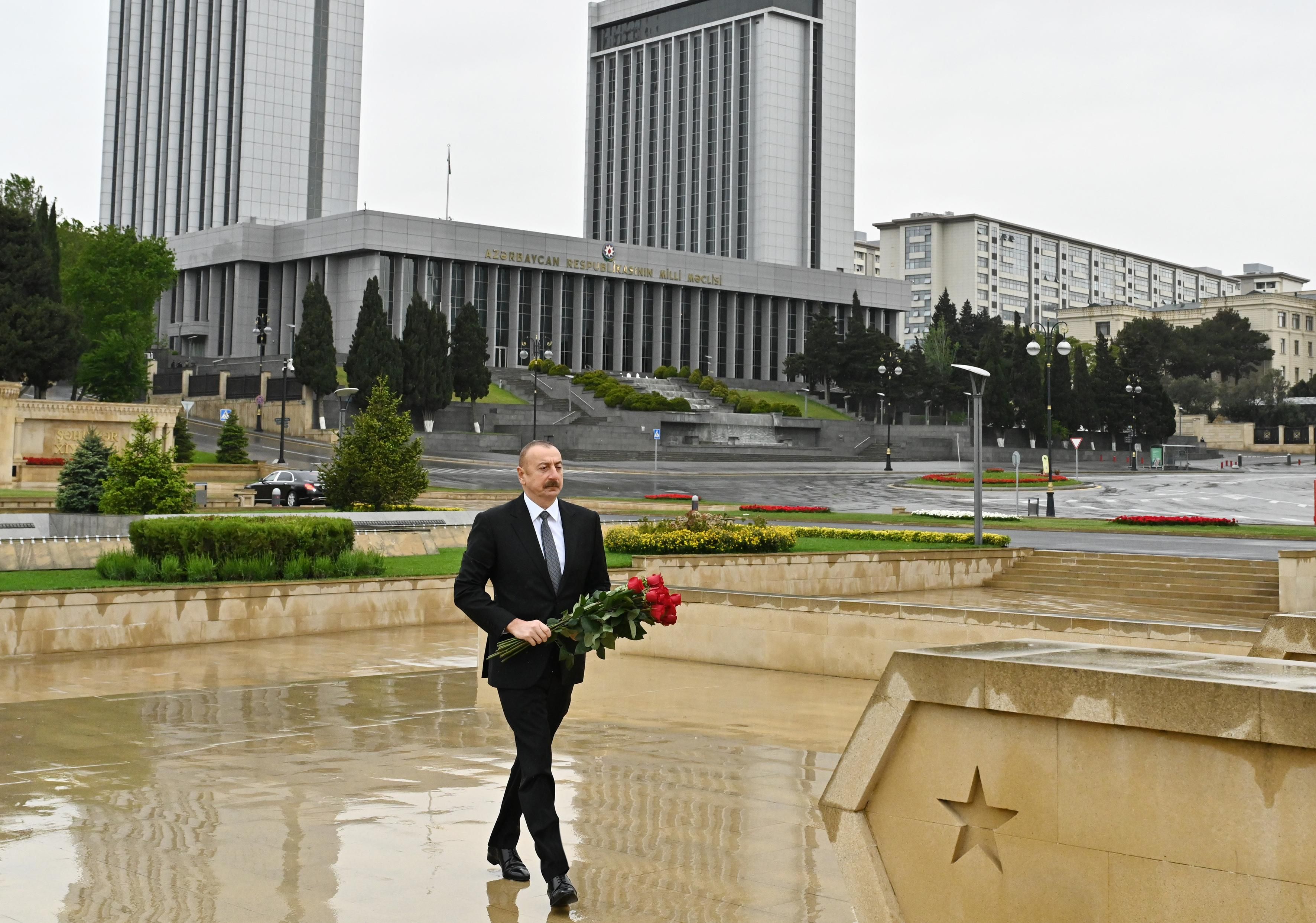 Президент посетил могилу Ази Асланова - Фото 