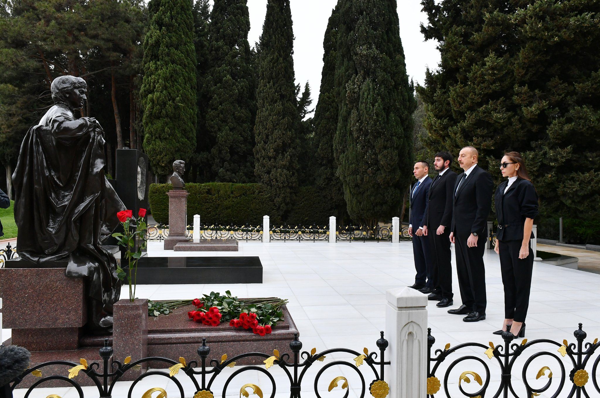 Prezident Heydər Əliyevin məzarını ziyarət etdi -  FOTO