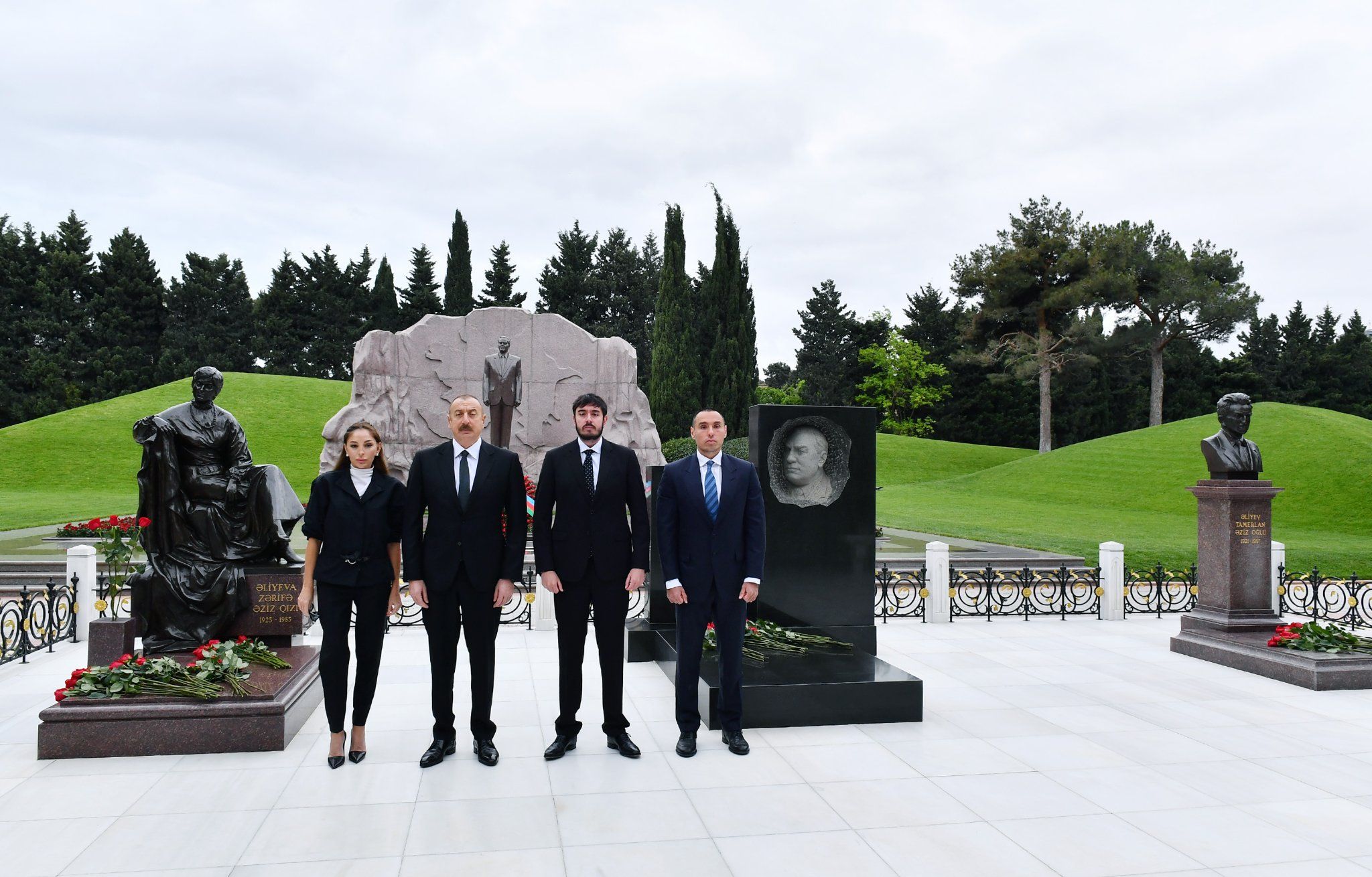 Prezident Heydər Əliyevin məzarını ziyarət etdi -  FOTO